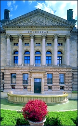 Bild: Bundesrat - Eingangsbereich mit Springbrunnen.